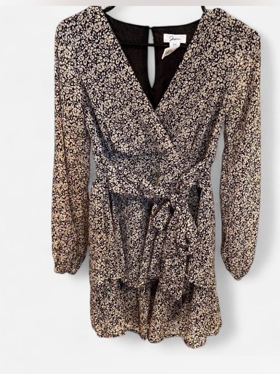 Dresses & Skirts - Flowy wrap dress
